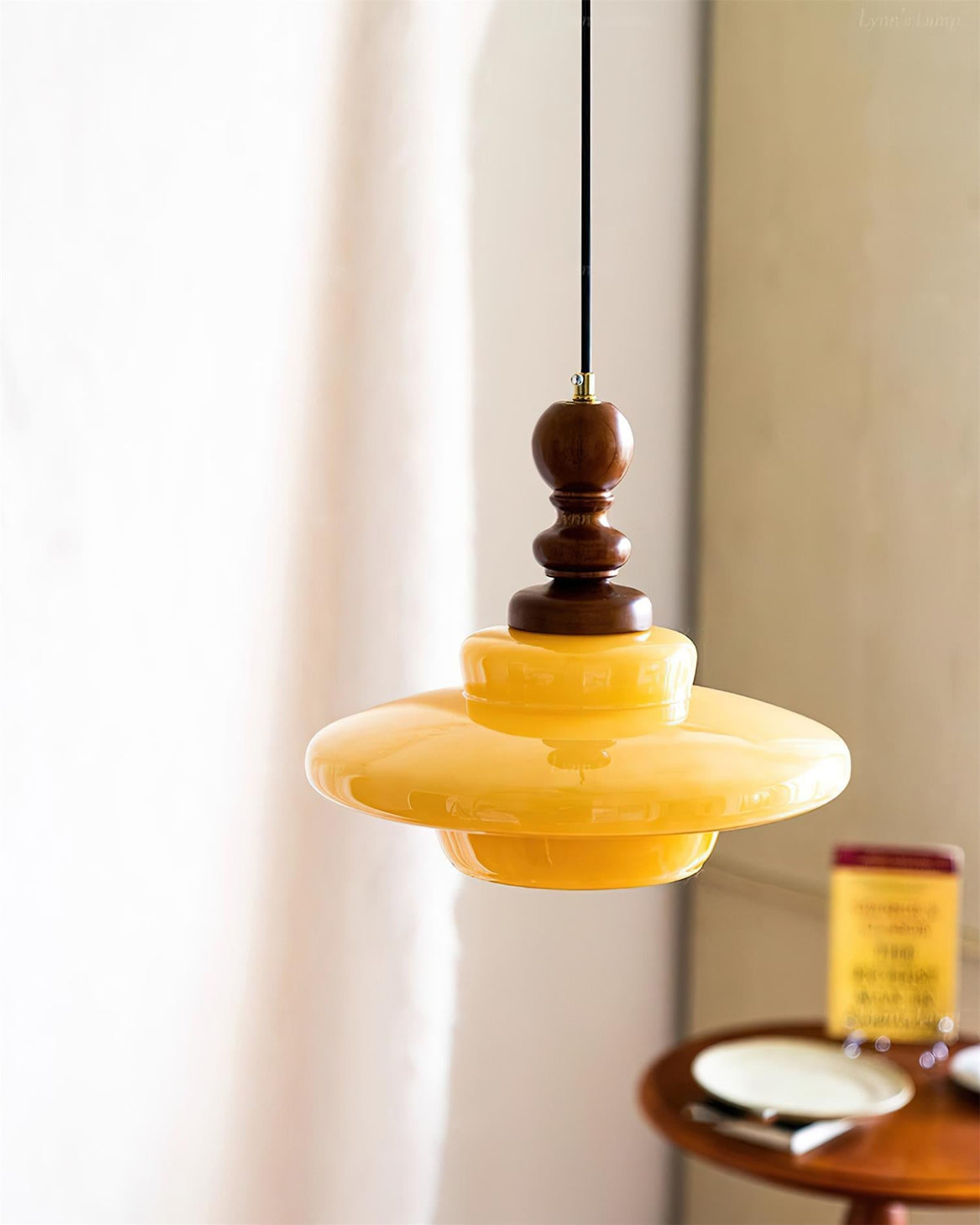 Lampada a sospensione in vetro giallo con dettagli in legno noce stile retrò