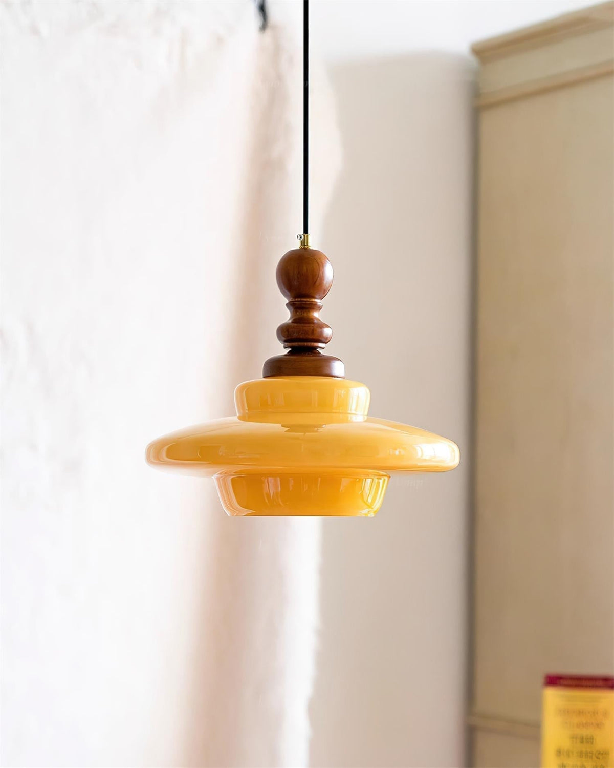 Lampada a sospensione in vetro giallo con dettagli in legno noce stile retrò