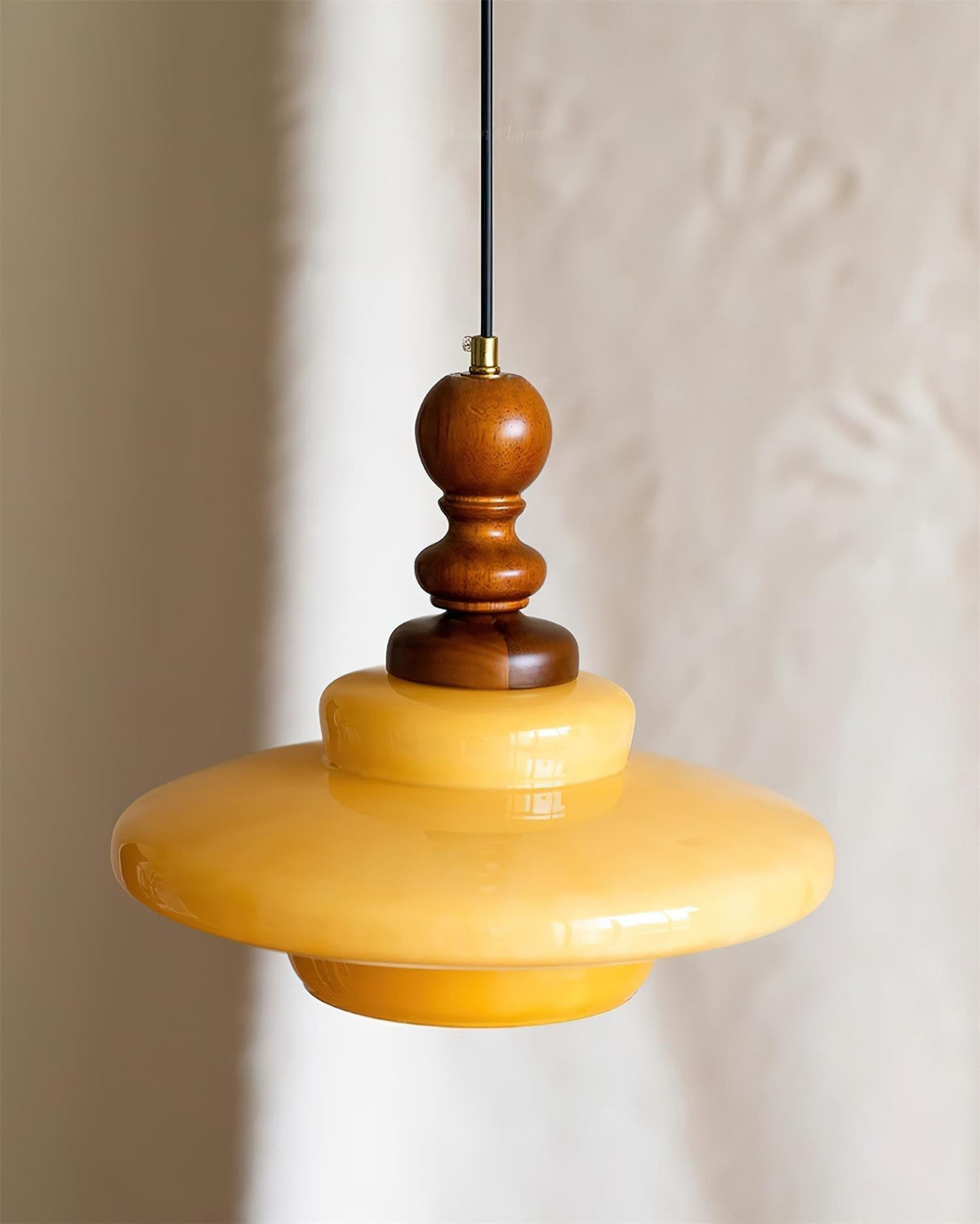Lampada a sospensione in vetro giallo con dettagli in legno noce stile retrò