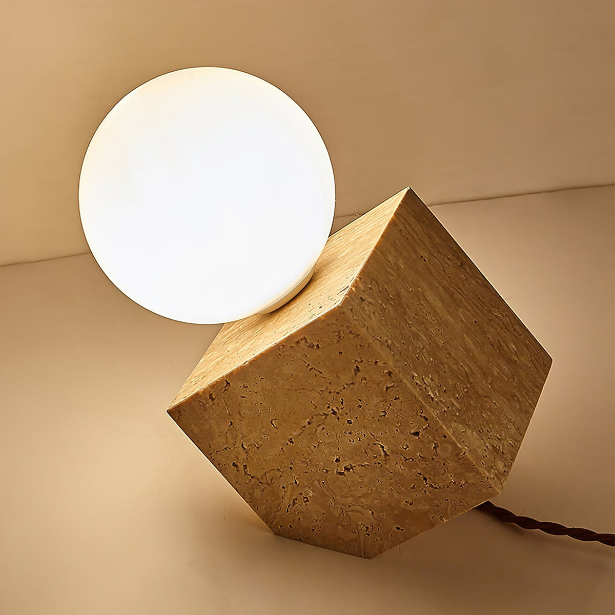 Rolt lampada da tavolo in travertino giallo geometrico