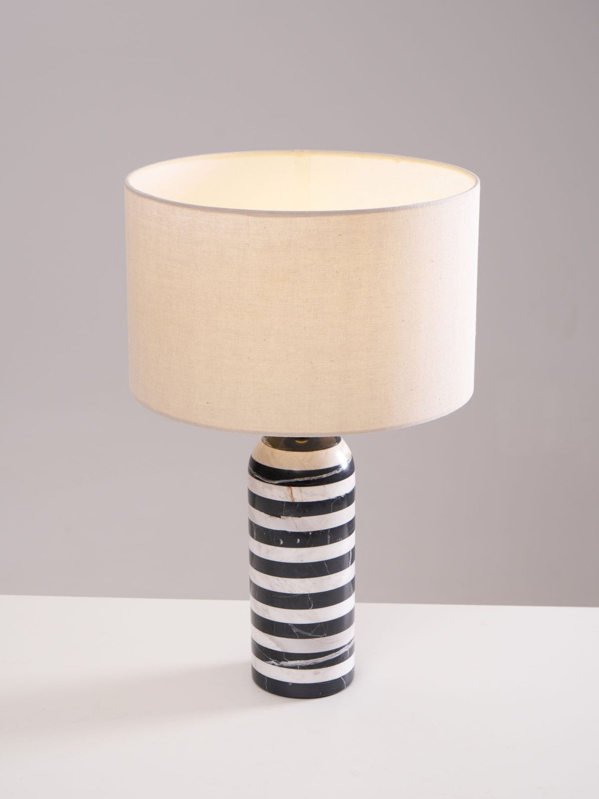 Avery lampada da tavolo contemporanea