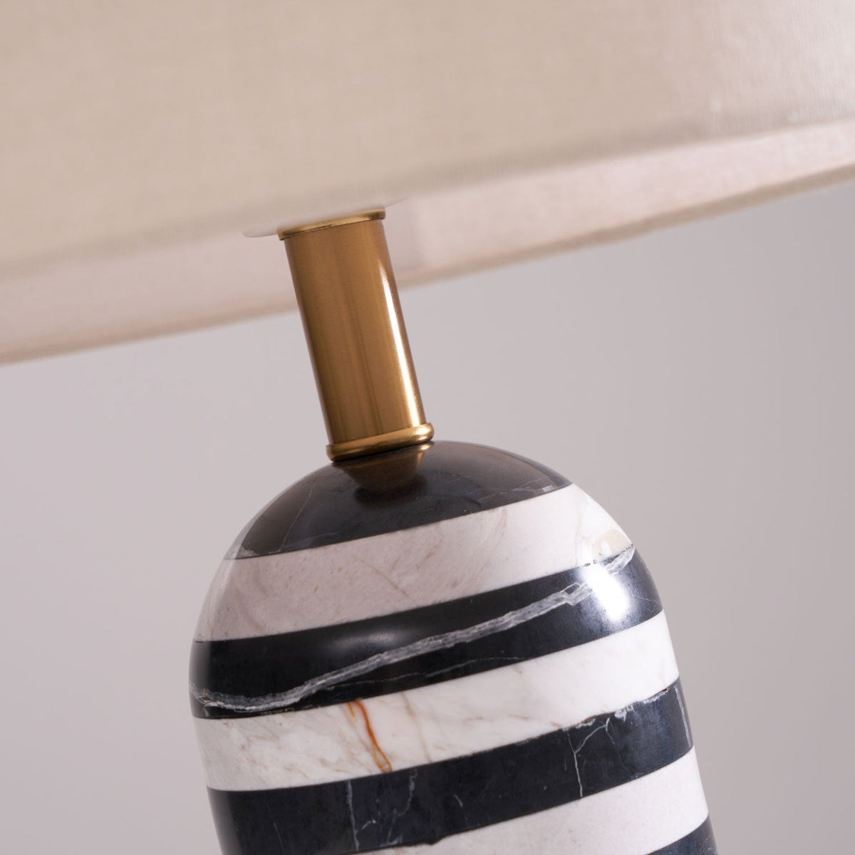 Avery lampada da tavolo contemporanea