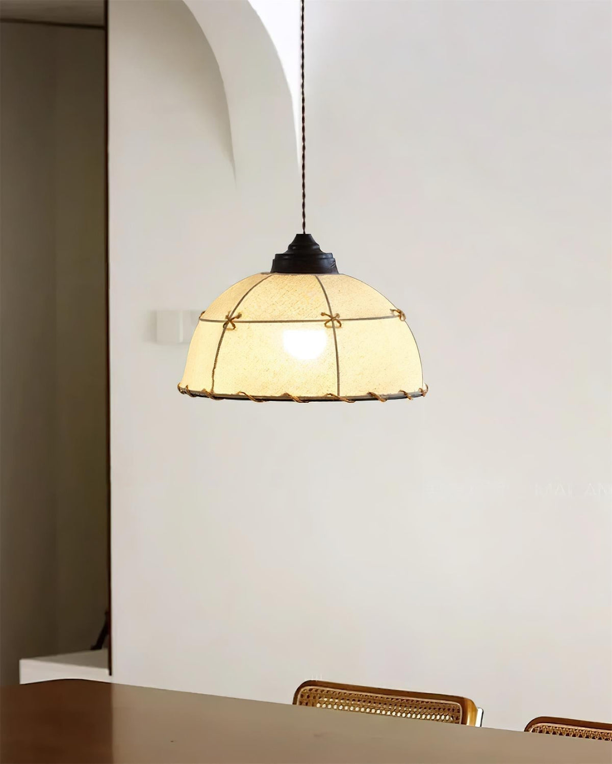 Lampada a sospensione con paralume in tessuto a cupola, stile vintage minimalista, luce morbida