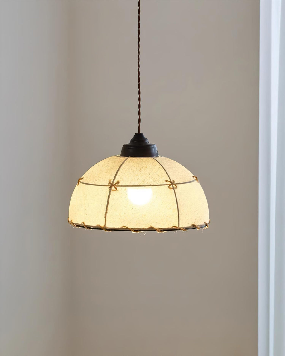 Lampada a sospensione con paralume in tessuto a cupola, stile vintage minimalista, luce morbida