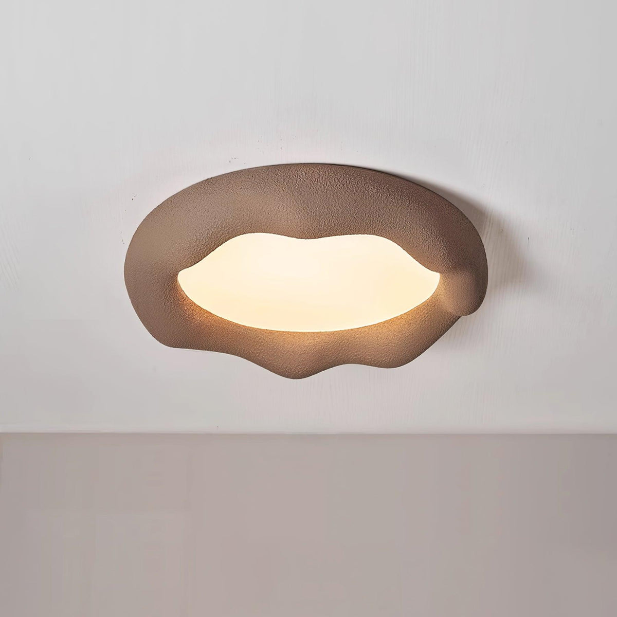 Lampada da soffitto in resina organica e fibra di vetro color beige