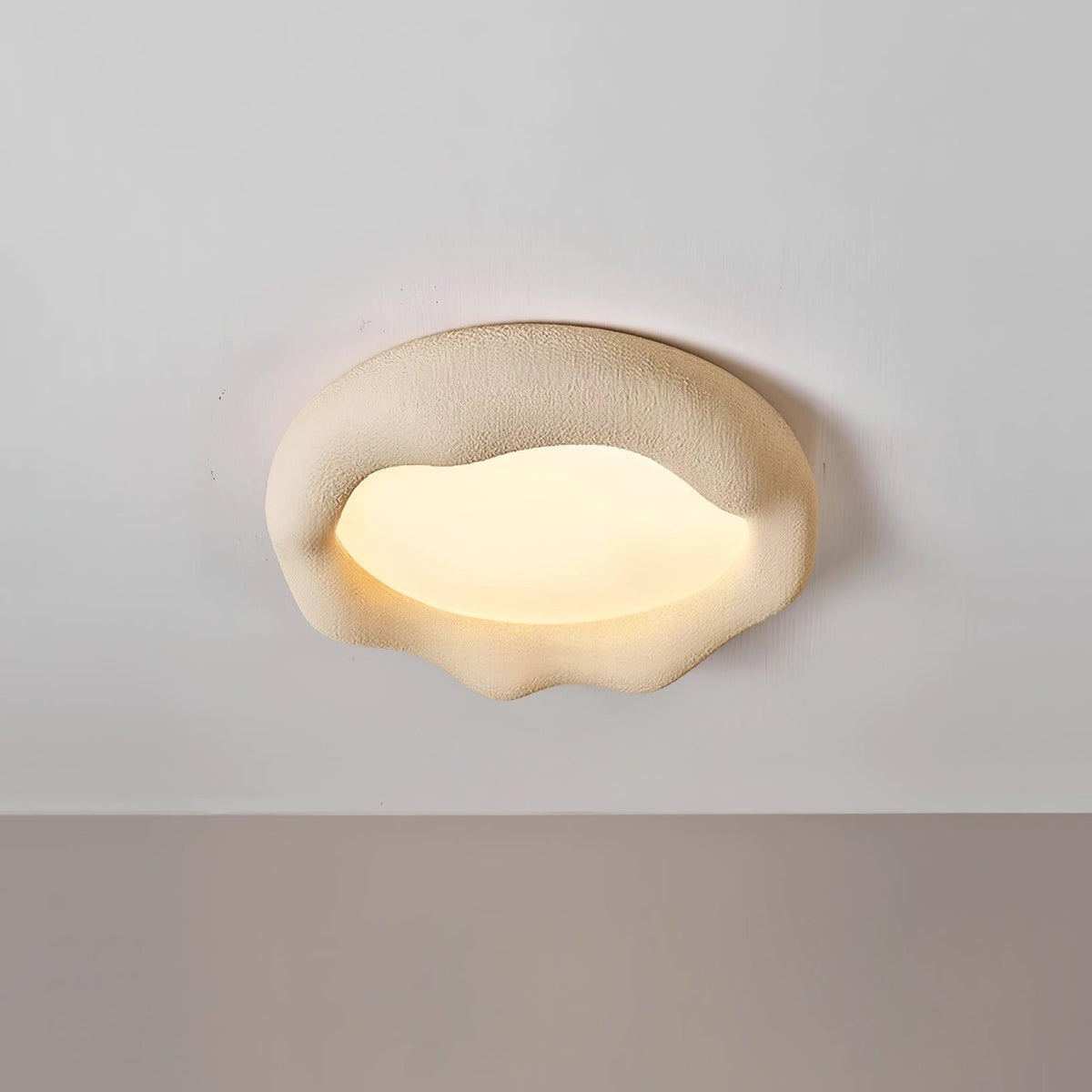 Lampada da soffitto in resina organica e fibra di vetro color beige
