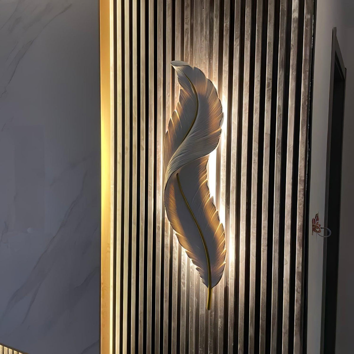 Arvess lampada da parete in resina Individual Creativity Feather