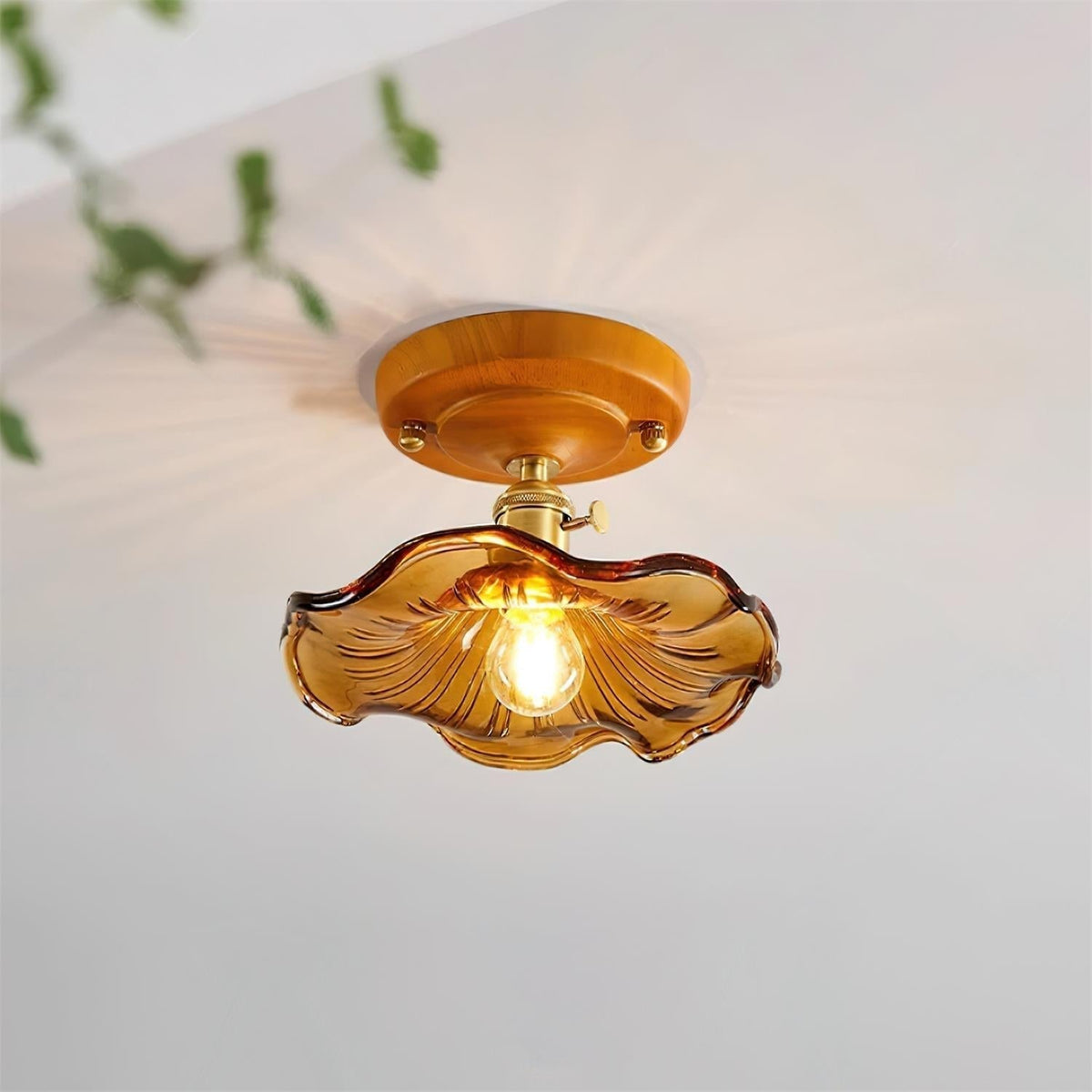 Lampada da soffitto con rosone in legno e paralume in vetro e ottone, stile vintage floreale country