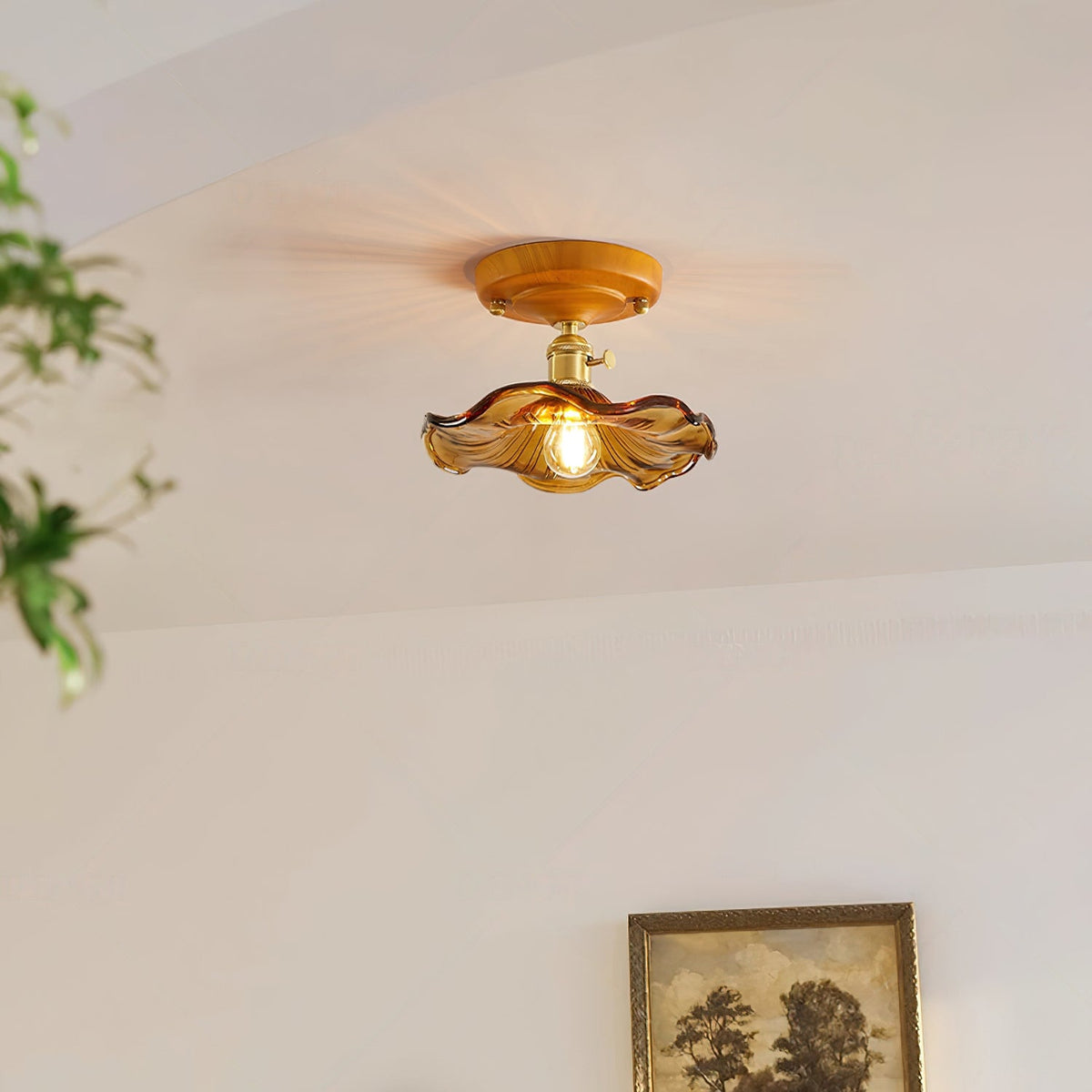 Lampada da soffitto con rosone in legno e paralume in vetro e ottone, stile vintage floreale country