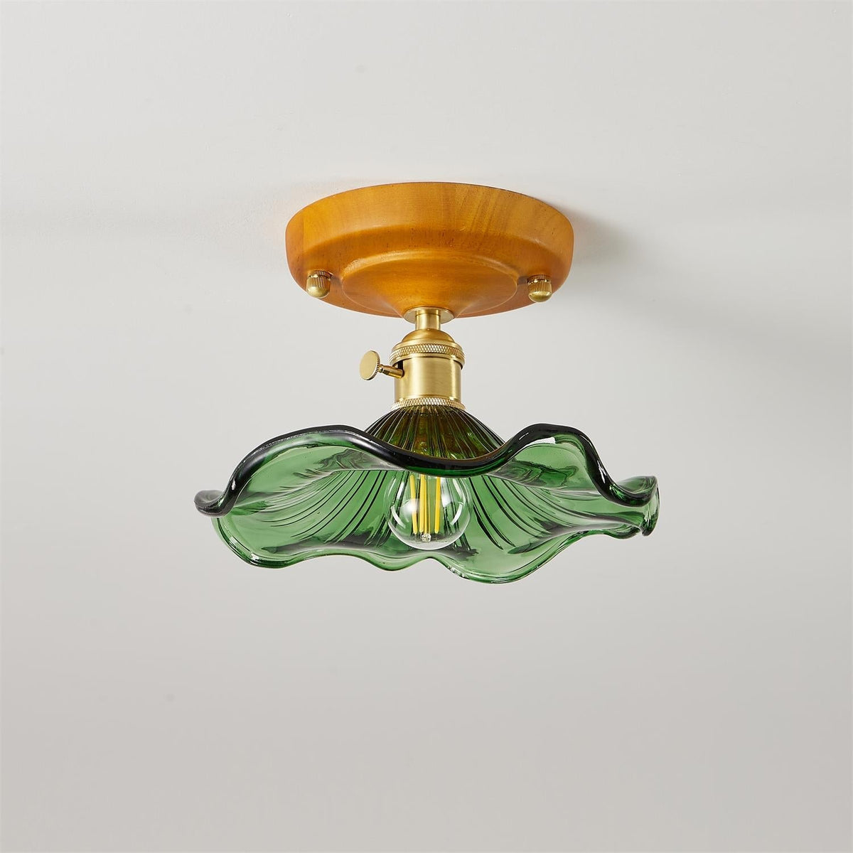 Lampada da soffitto con rosone in legno e paralume in vetro e ottone, stile vintage floreale country