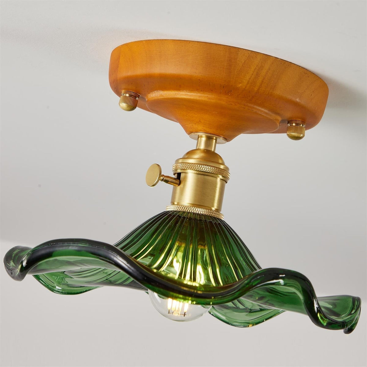 Lampada da soffitto con rosone in legno e paralume in vetro e ottone, stile vintage floreale country