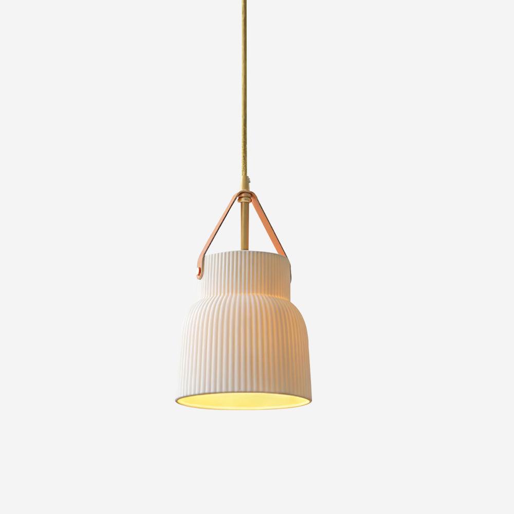 Lampada a sospensione in ceramica con paralume striato, cinghia in pelle e finitura ottone moderna