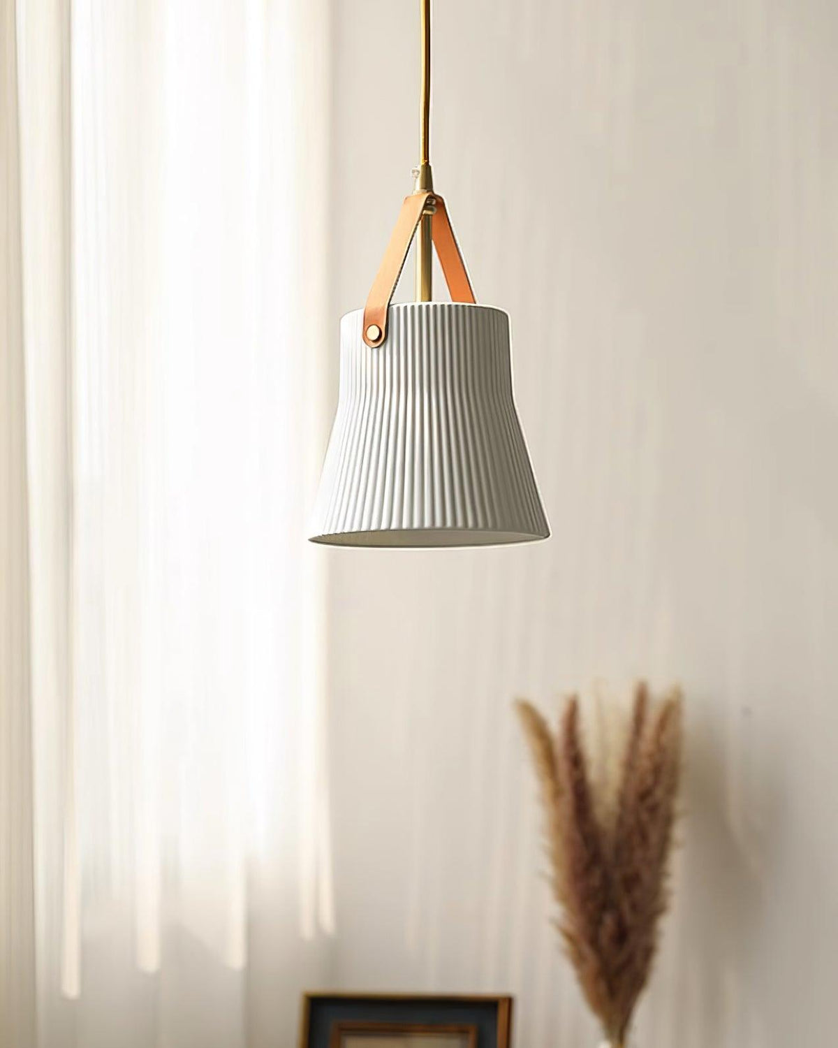 Lampada a sospensione in ceramica con paralume striato, cinghia in pelle e finitura ottone moderna