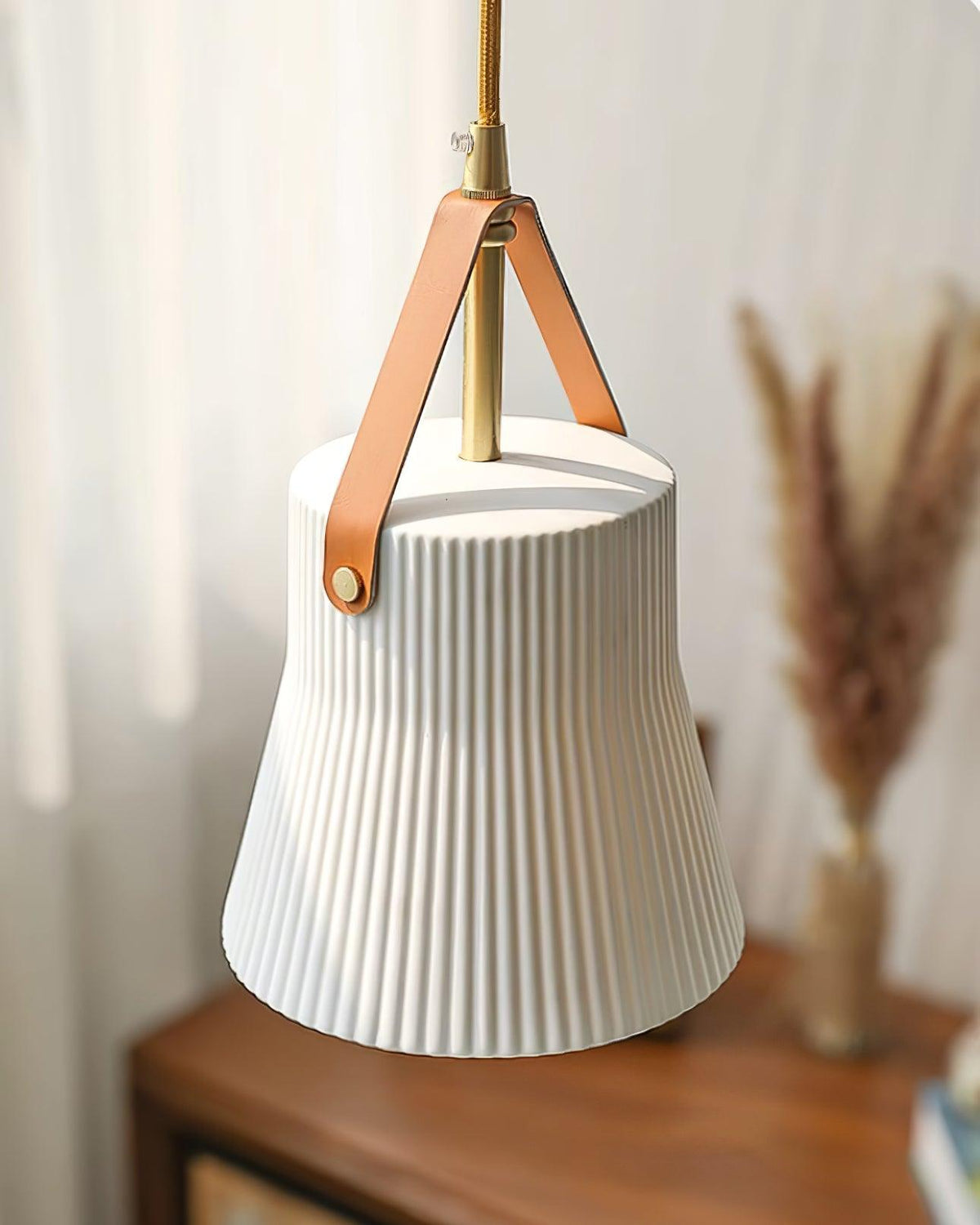 Lampada a sospensione in ceramica con paralume striato, cinghia in pelle e finitura ottone moderna