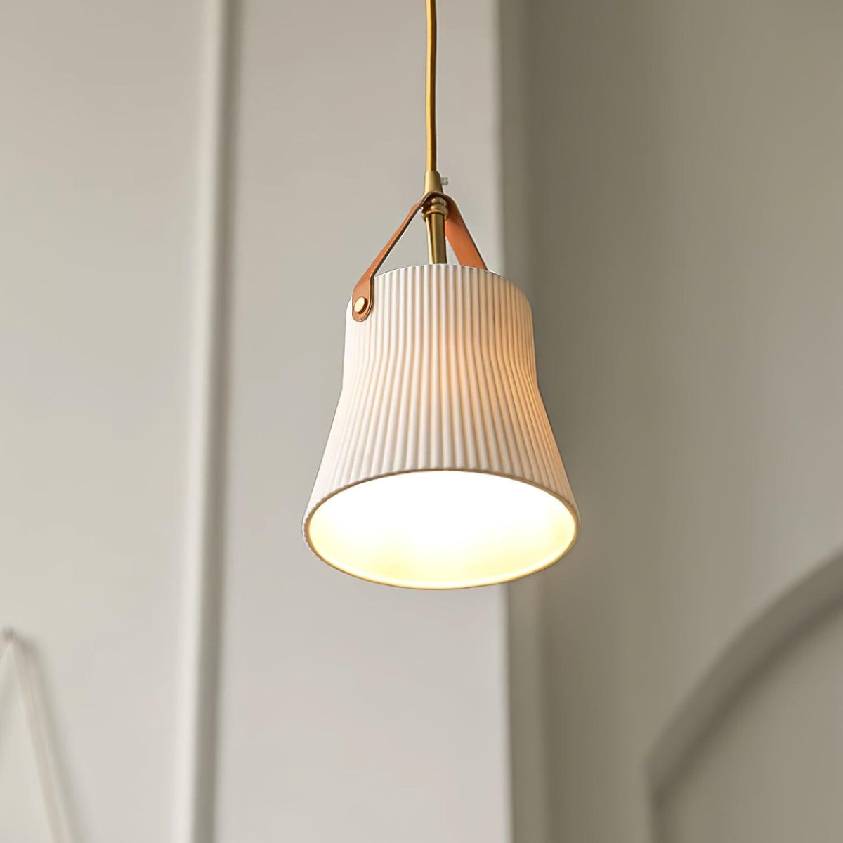 Lampada a sospensione in ceramica con paralume striato, cinghia in pelle e finitura ottone moderna
