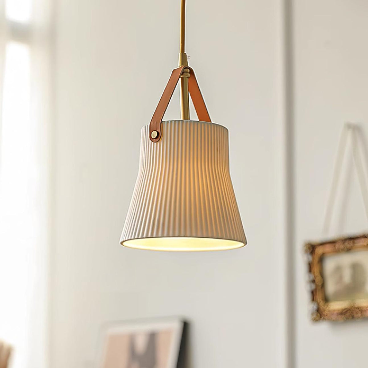 Lampada a sospensione in ceramica con paralume striato, cinghia in pelle e finitura ottone moderna