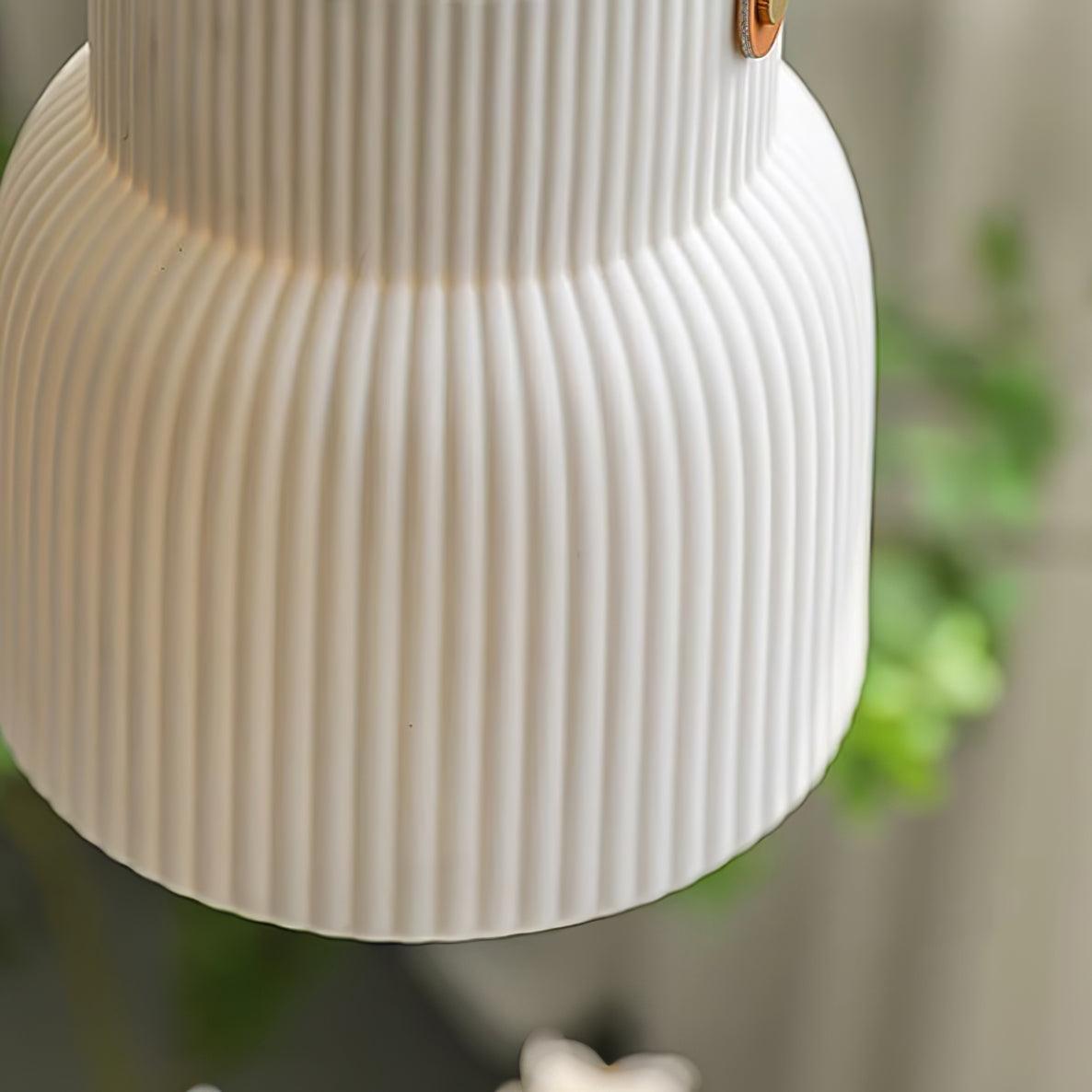 Lampada a sospensione in ceramica con paralume striato, cinghia in pelle e finitura ottone moderna