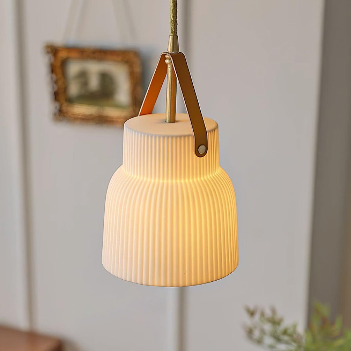 Lampada a sospensione in ceramica con paralume striato, cinghia in pelle e finitura ottone moderna