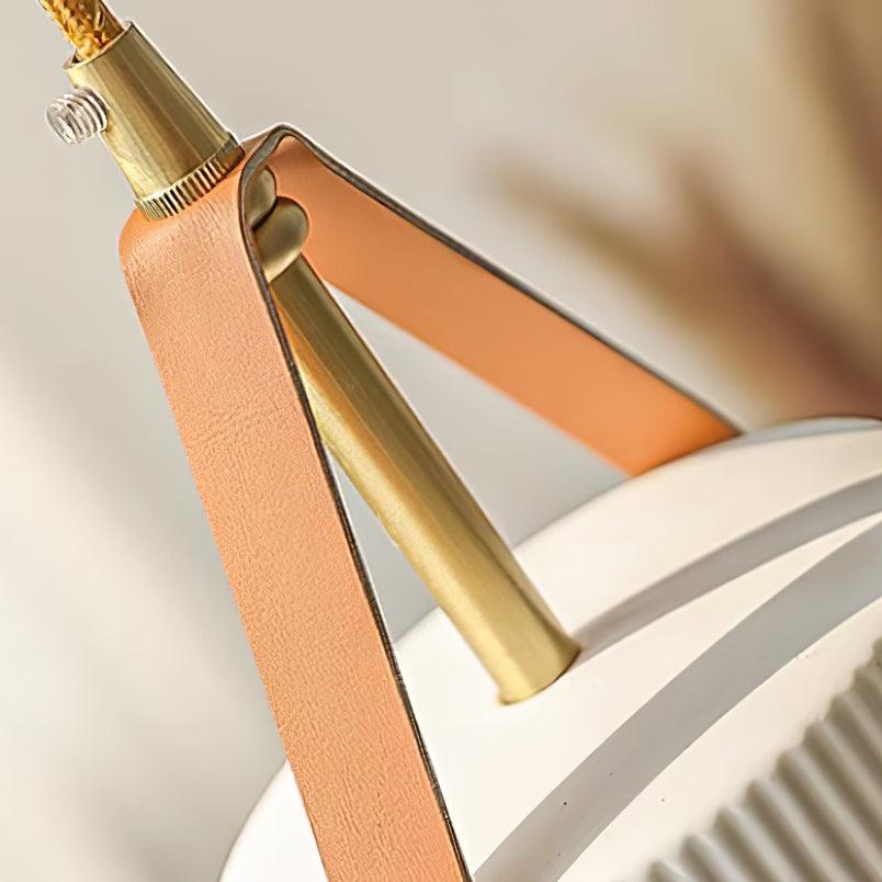 Lampada a sospensione in ceramica con paralume striato, cinghia in pelle e finitura ottone moderna