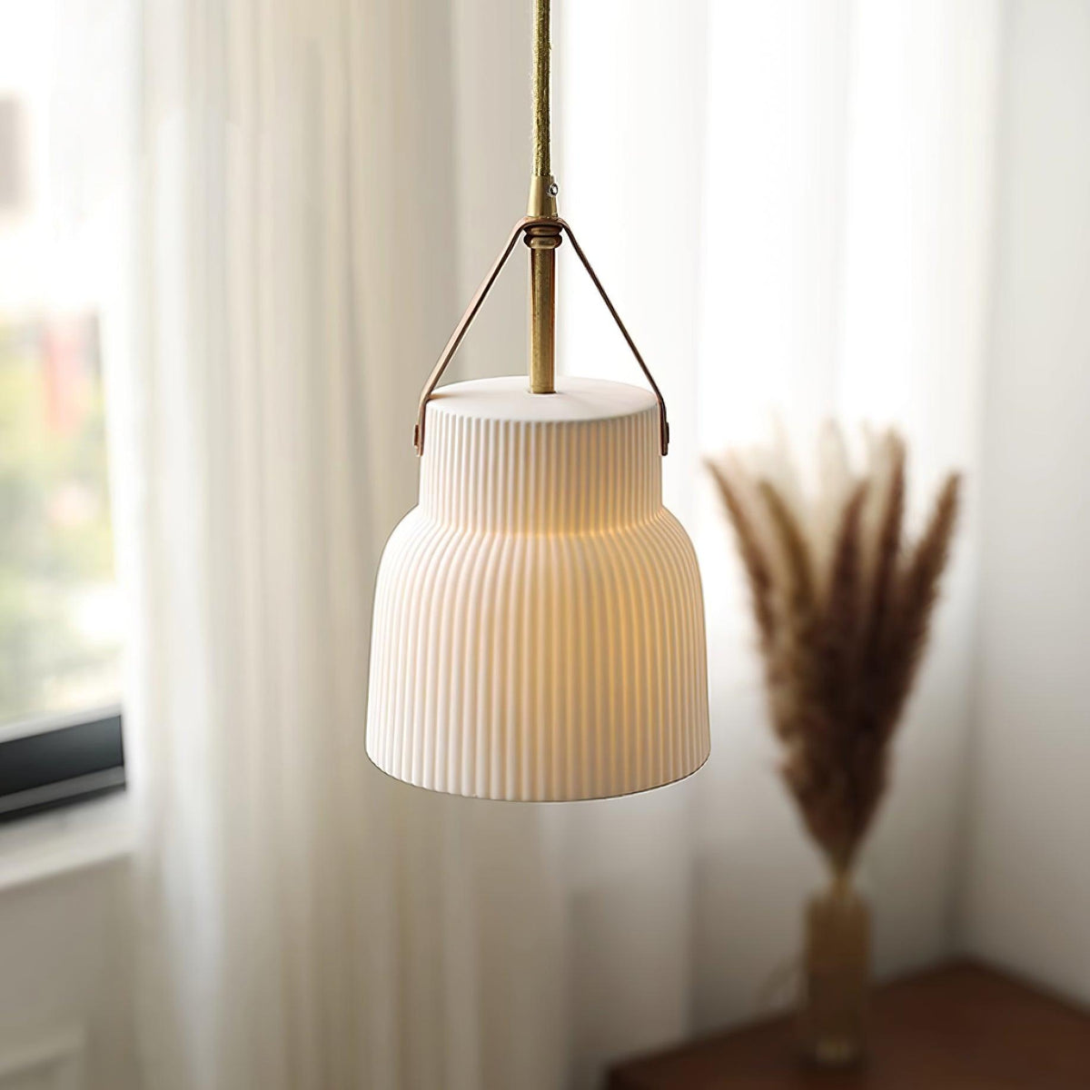 Lampada a sospensione in ceramica con paralume striato, cinghia in pelle e finitura ottone moderna