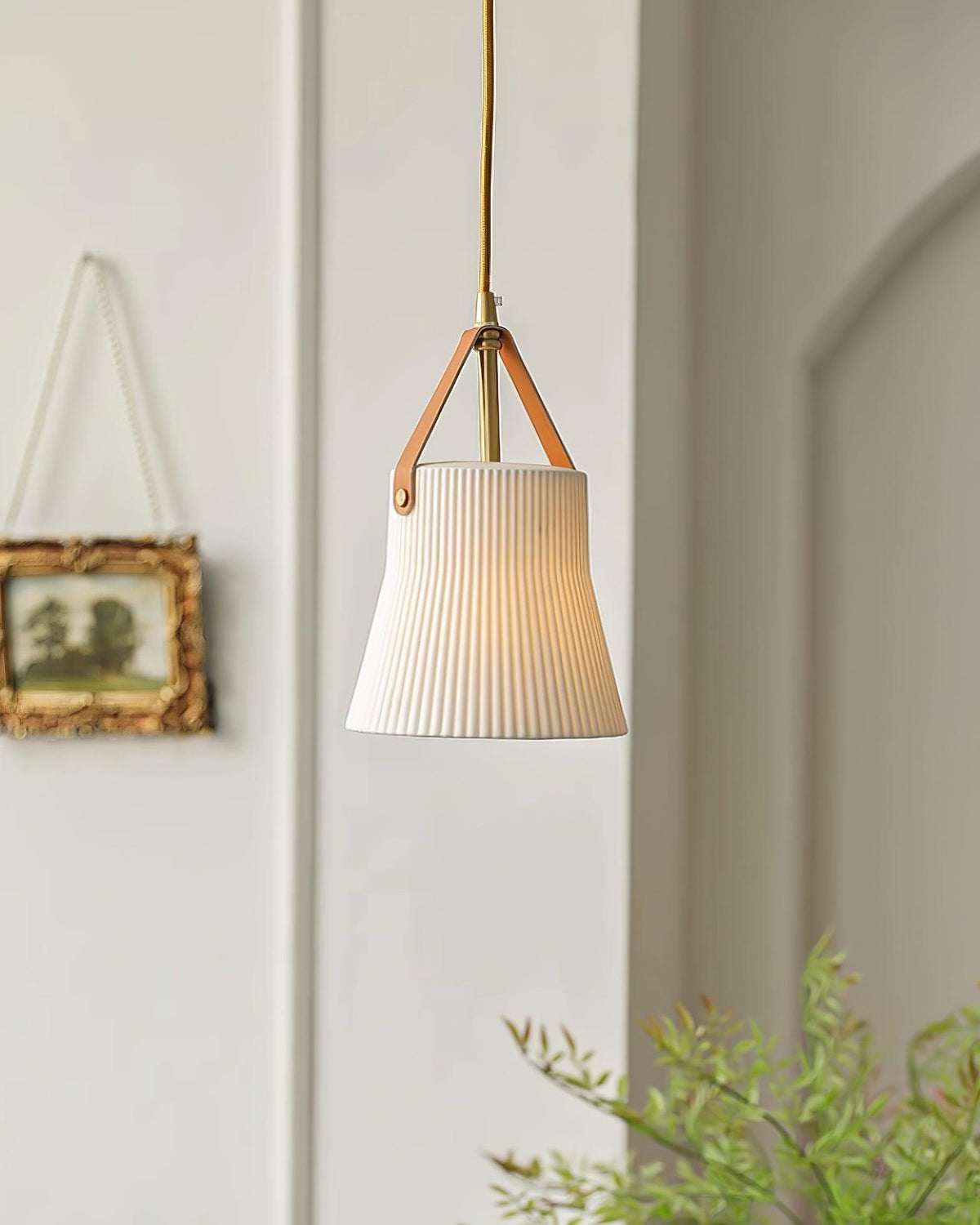 Lampada a sospensione in ceramica con paralume striato, cinghia in pelle e finitura ottone moderna