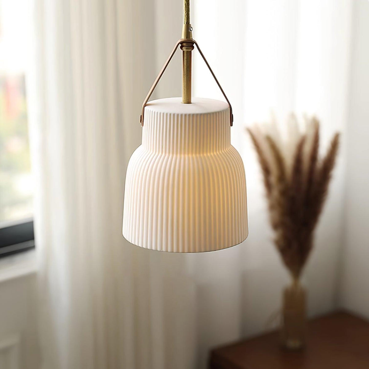 Lampada a sospensione in ceramica con paralume striato, cinghia in pelle e finitura ottone moderna