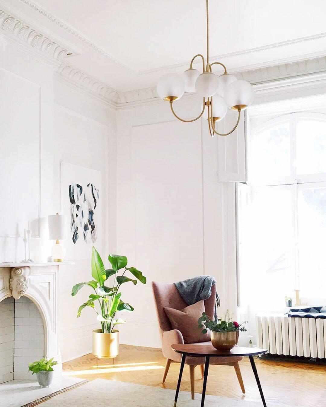 Auruaria lampadario ottone Bracci Curvi sfere Opaline elegante per soggiorno a grappolo