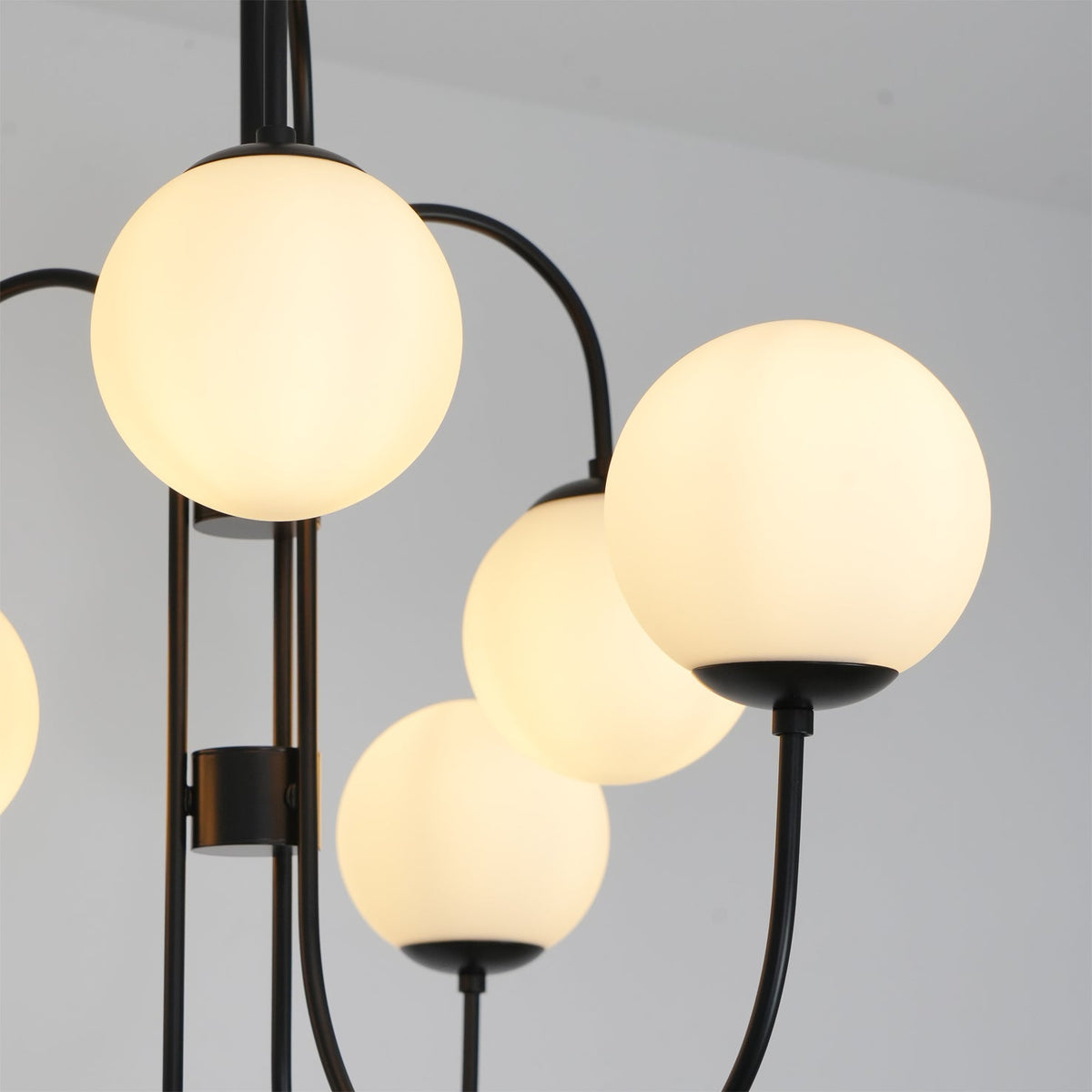 Auruaria lampadario ottone Bracci Curvi sfere Opaline elegante per soggiorno a grappolo