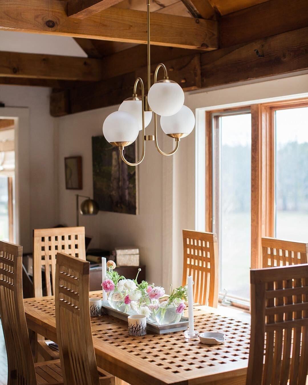 Auruaria lampadario ottone Bracci Curvi sfere Opaline elegante per soggiorno a grappolo