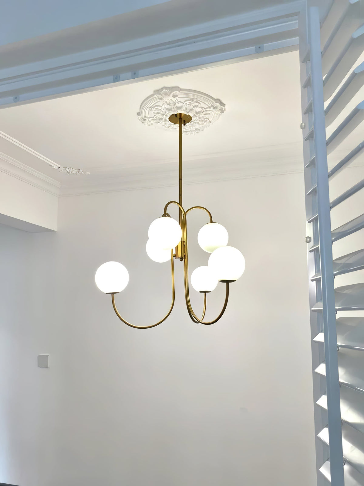 Auruaria lampadario ottone Bracci Curvi sfere Opaline elegante per soggiorno a grappolo