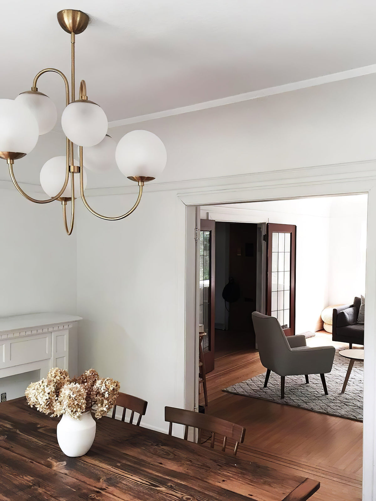 Auruaria lampadario ottone Bracci Curvi sfere Opaline elegante per soggiorno a grappolo