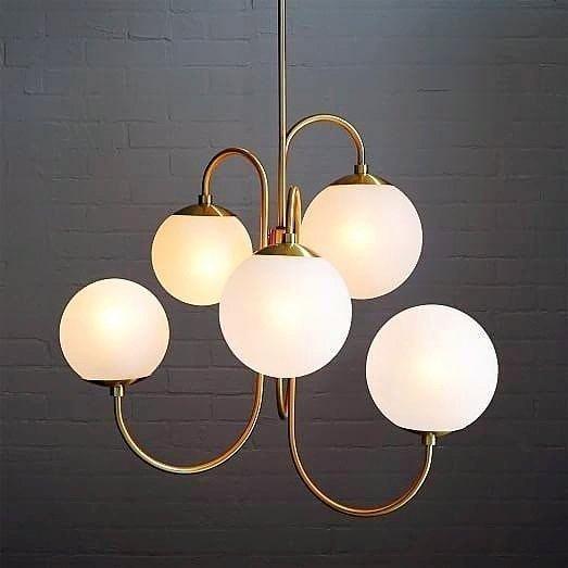 Auruaria lampadario ottone Bracci Curvi sfere Opaline elegante per soggiorno a grappolo