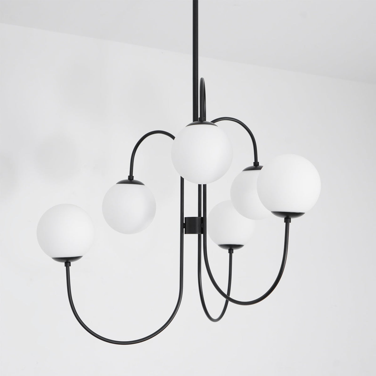 Auruaria lampadario ottone Bracci Curvi sfere Opaline elegante per soggiorno a grappolo