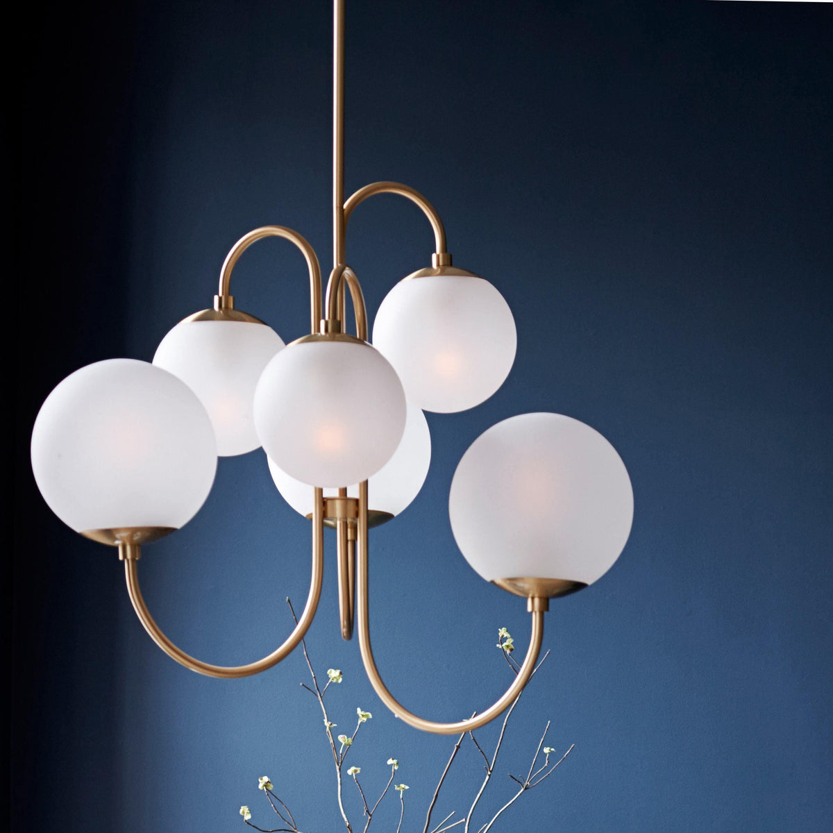 Auruaria lampadario ottone Bracci Curvi sfere Opaline elegante per soggiorno a grappolo