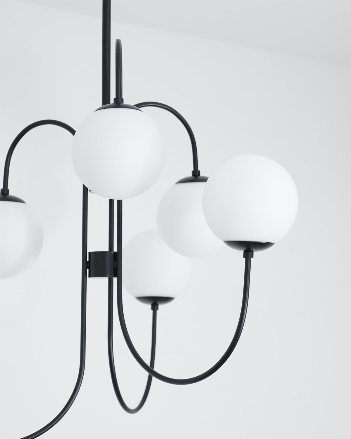 Auruaria lampadario ottone Bracci Curvi sfere Opaline elegante per soggiorno a grappolo