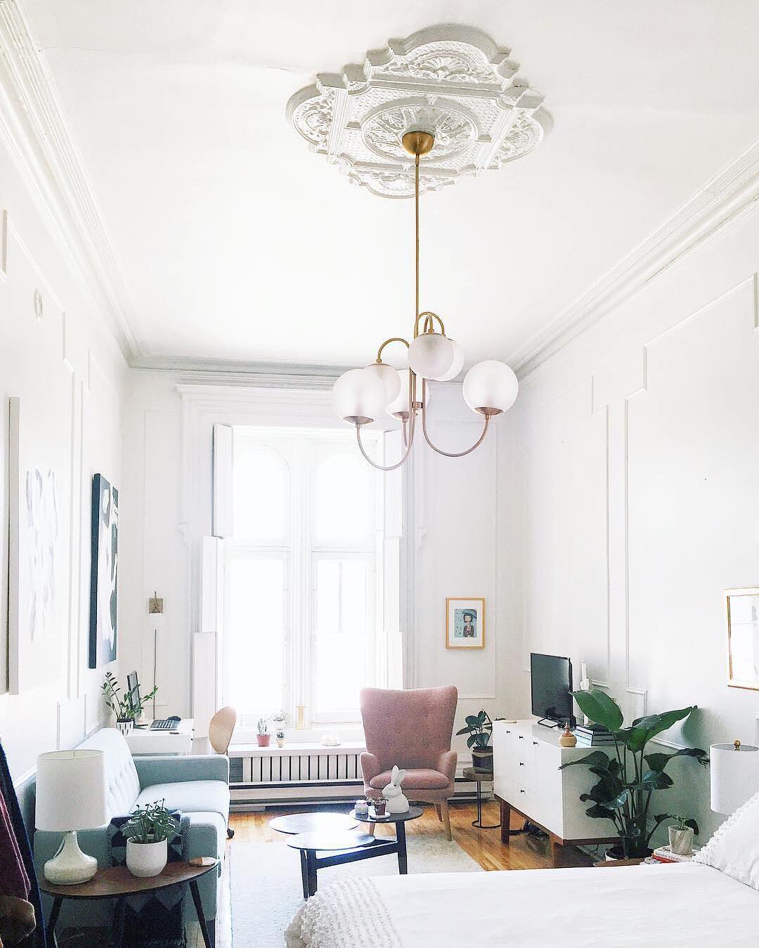 Auruaria lampadario ottone Bracci Curvi sfere Opaline elegante per soggiorno a grappolo