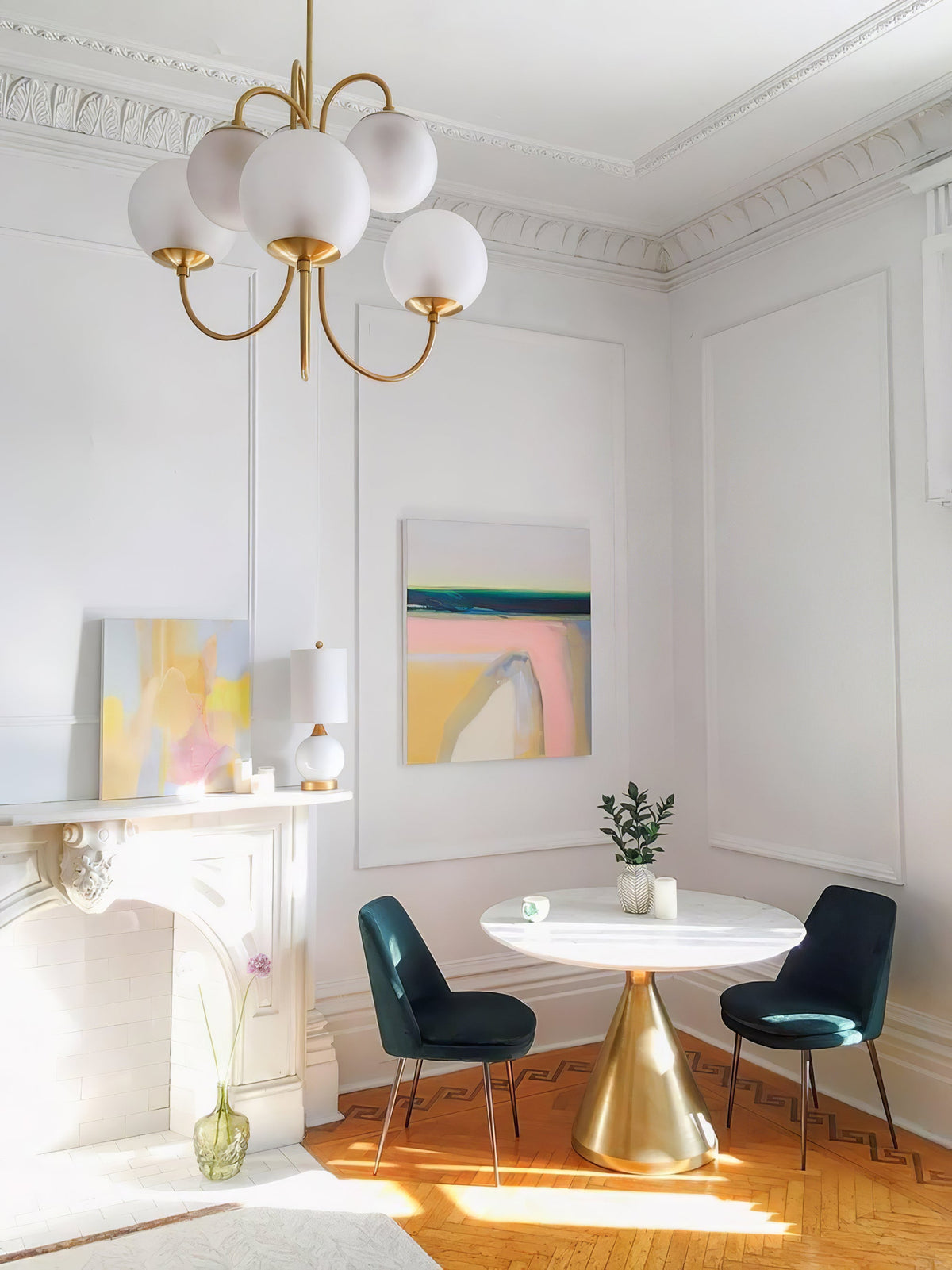 Auruaria lampadario ottone Bracci Curvi sfere Opaline elegante per soggiorno a grappolo