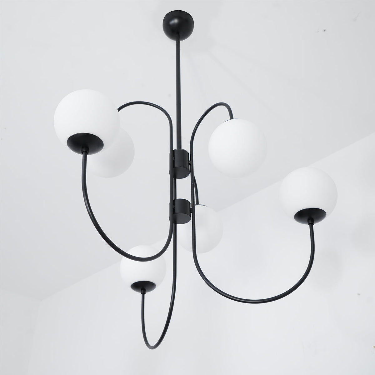 Auruaria lampadario ottone Bracci Curvi sfere Opaline elegante per soggiorno a grappolo