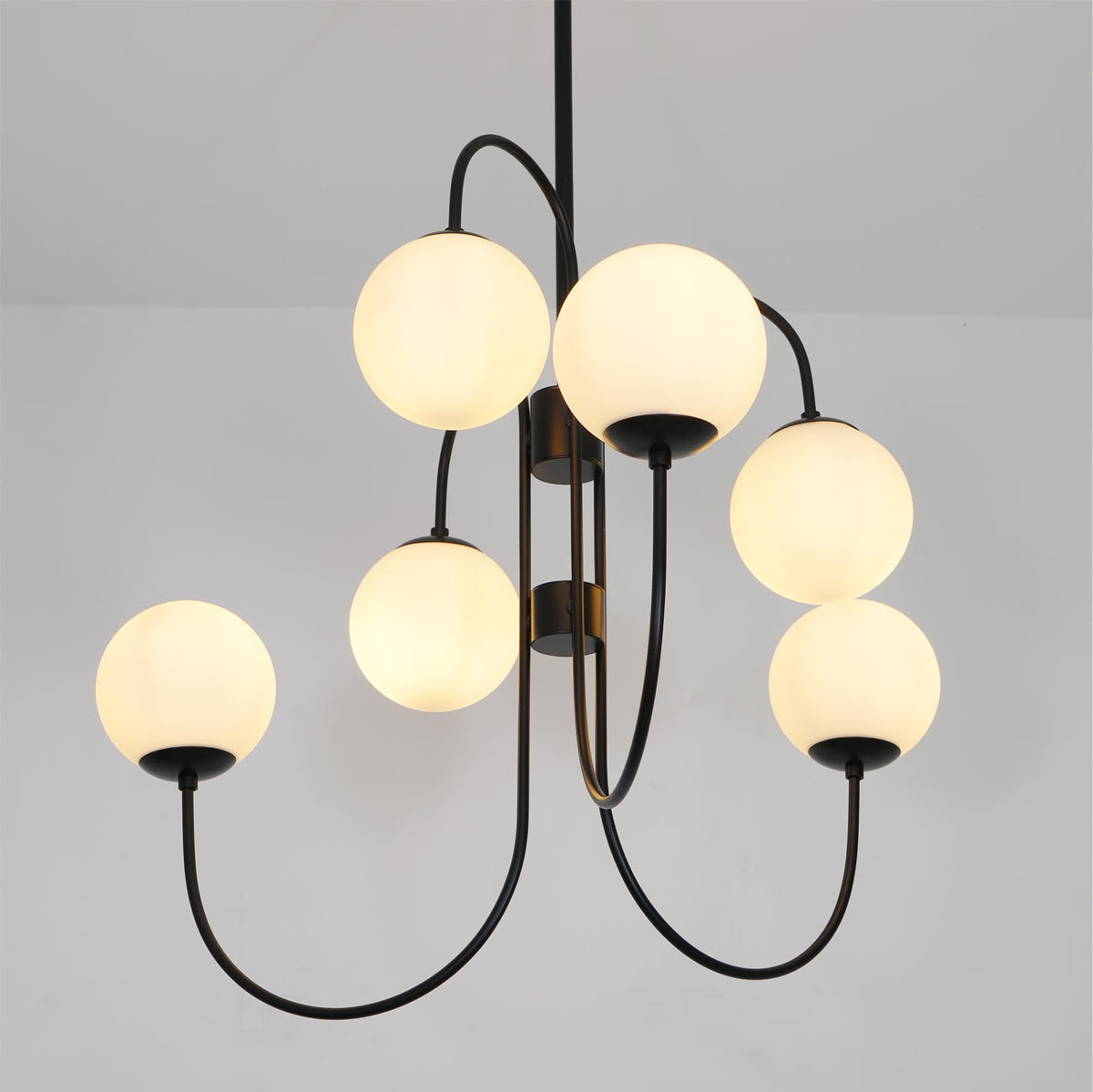 Auruaria lampadario ottone Bracci Curvi sfere Opaline elegante per soggiorno a grappolo