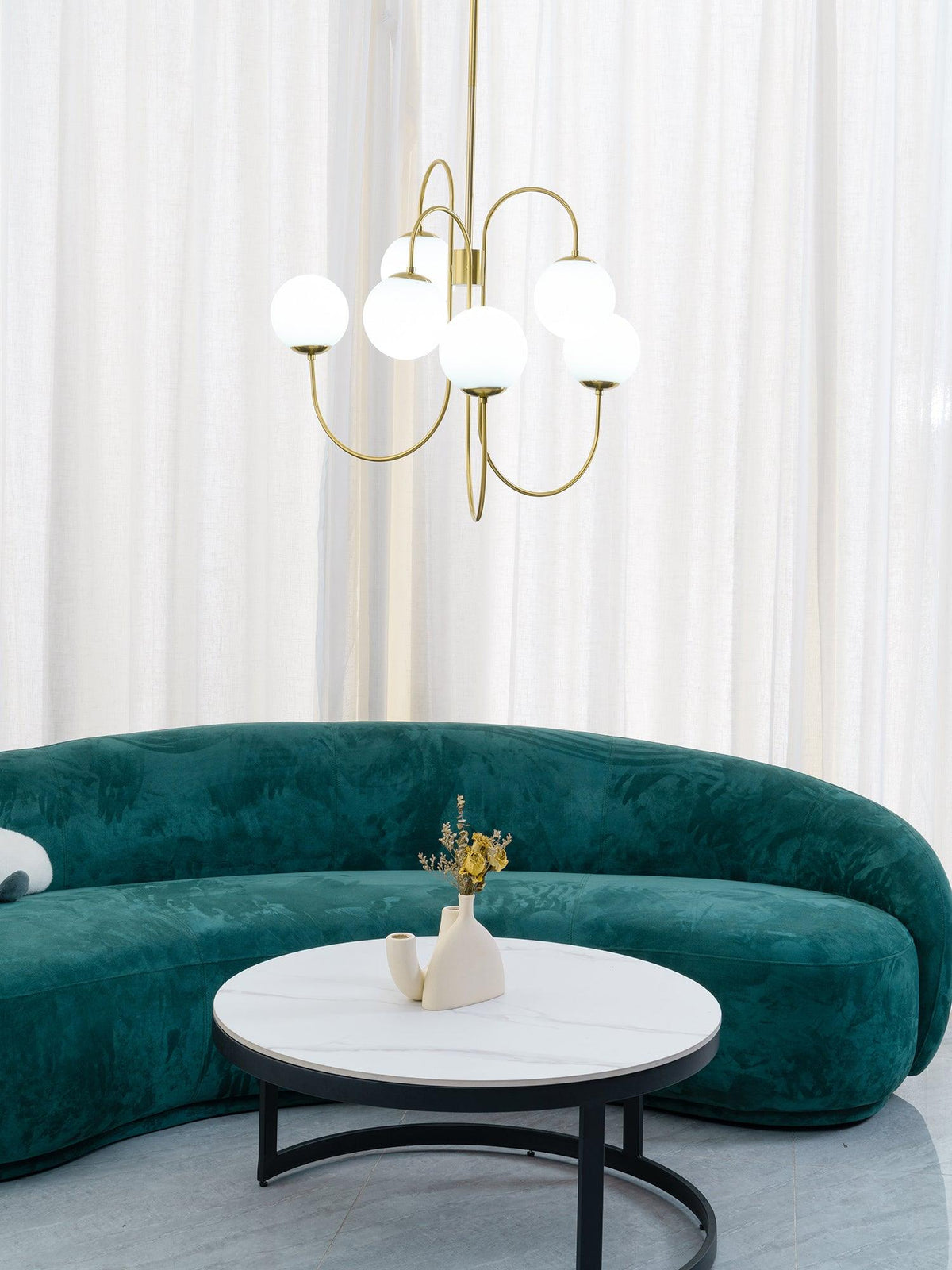 Auruaria lampadario ottone Bracci Curvi sfere Opaline elegante per soggiorno a grappolo