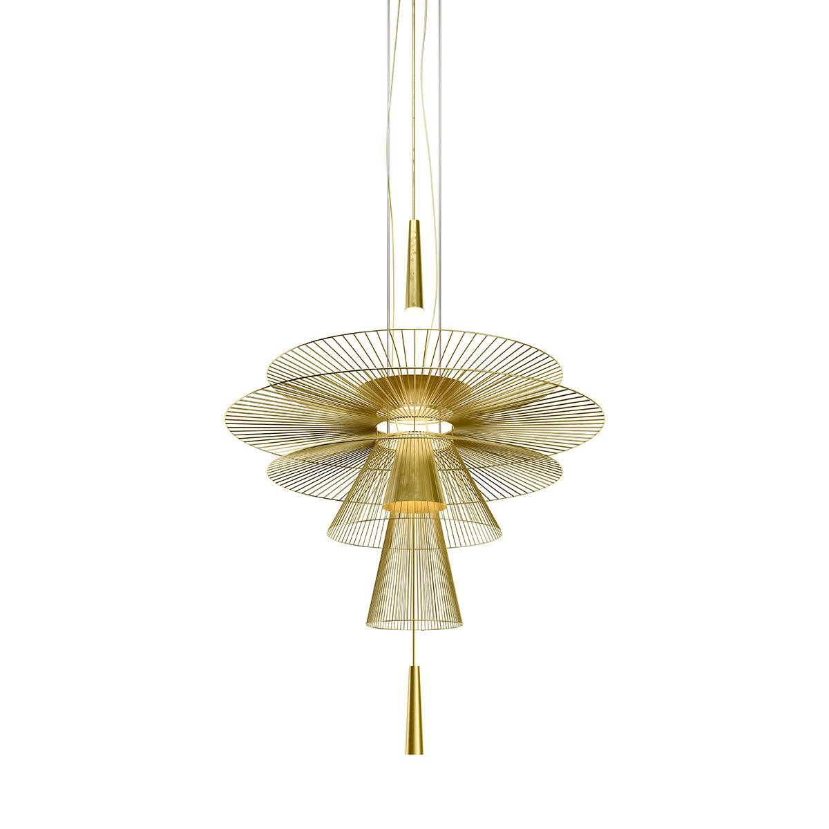 Lampadario a struttura filare stratificata con effetto scultoreo, audace e moderno