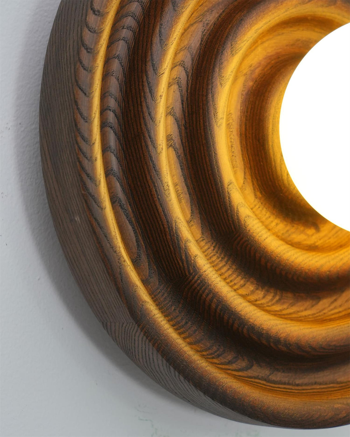 Aldinise lampada da parete Ripple con Corpo in legno di Faggio e Paralume Sferico in vetro
