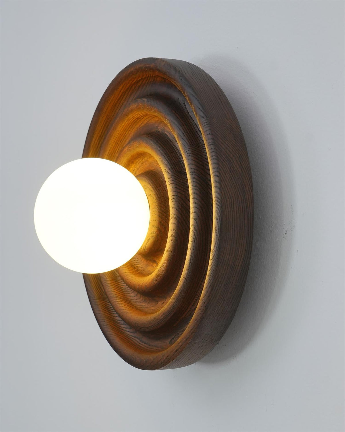 Aldinise lampada da parete Ripple con Corpo in legno di Faggio e Paralume Sferico in vetro