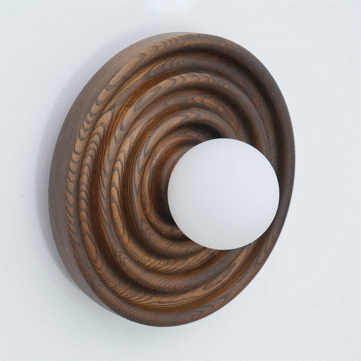 Aldinise lampada da parete Ripple con Corpo in legno di Faggio e Paralume Sferico in vetro