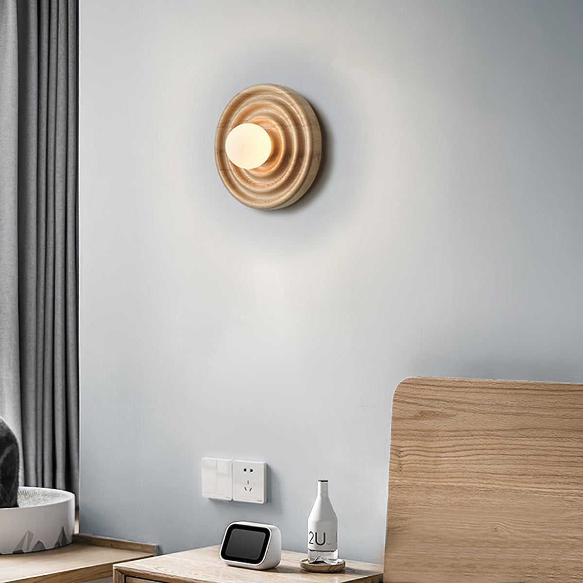 Aldinise lampada da parete Ripple con Corpo in legno di Faggio e Paralume Sferico in vetro