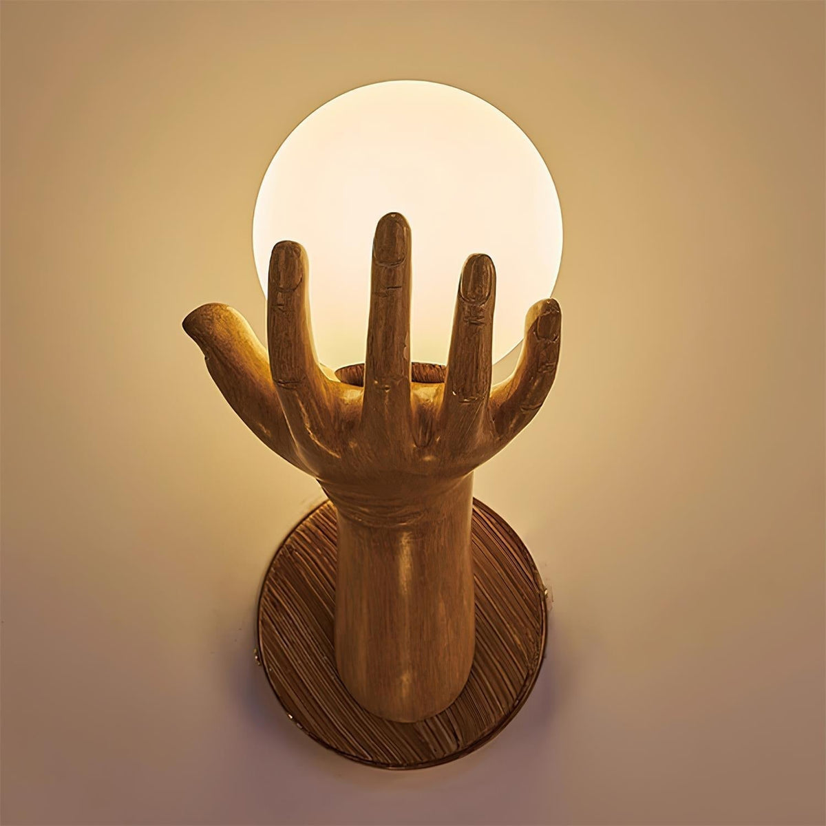 Lampada da parete corpo in polimero forma a mano paralume sfera effetto legno