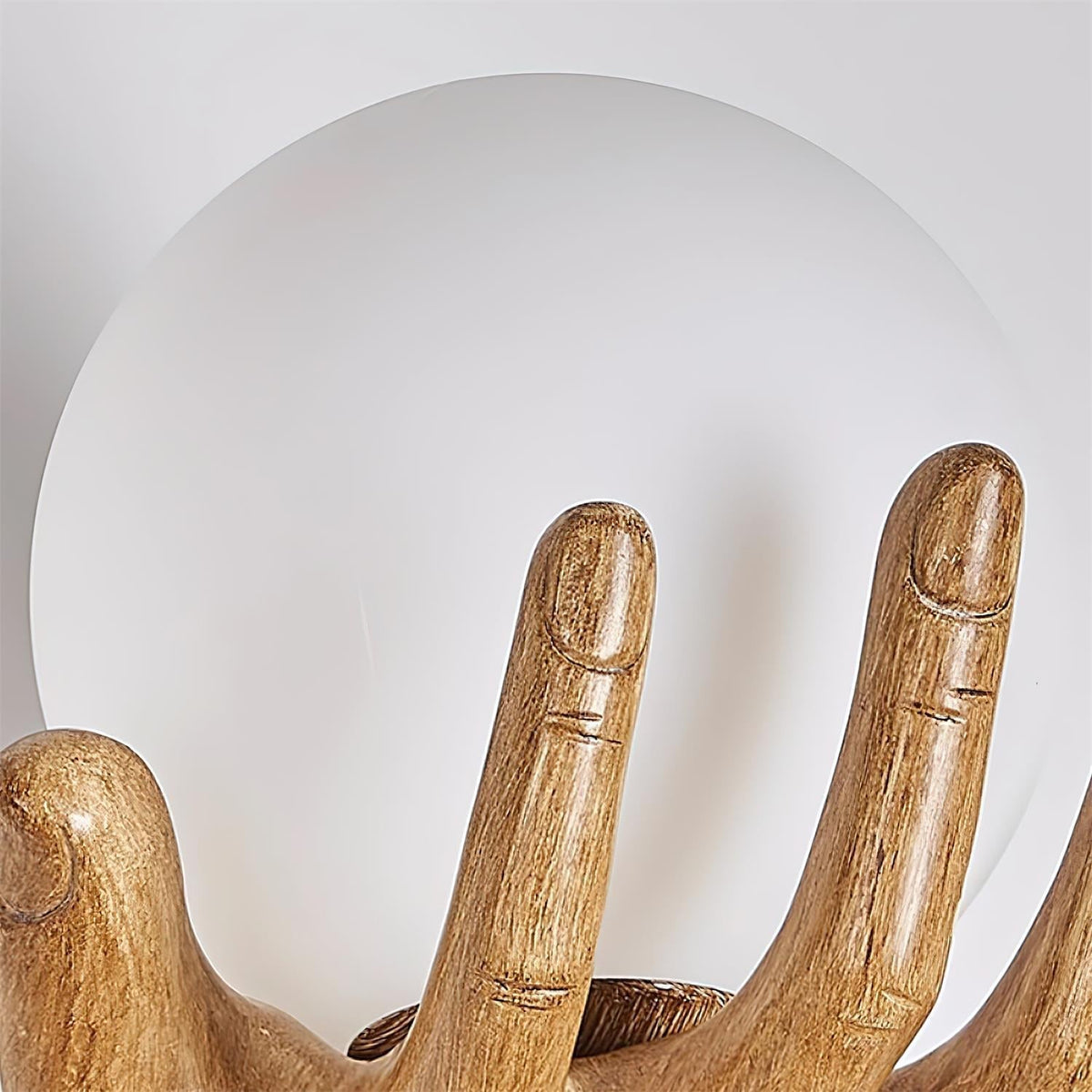Lampada da parete corpo in polimero forma a mano paralume sfera effetto legno