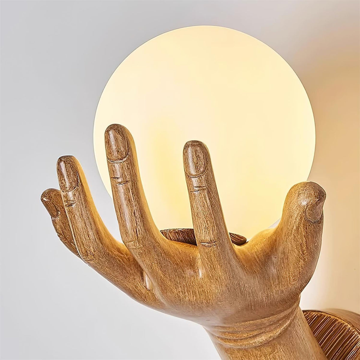 Lampada da parete corpo in polimero forma a mano paralume sfera effetto legno