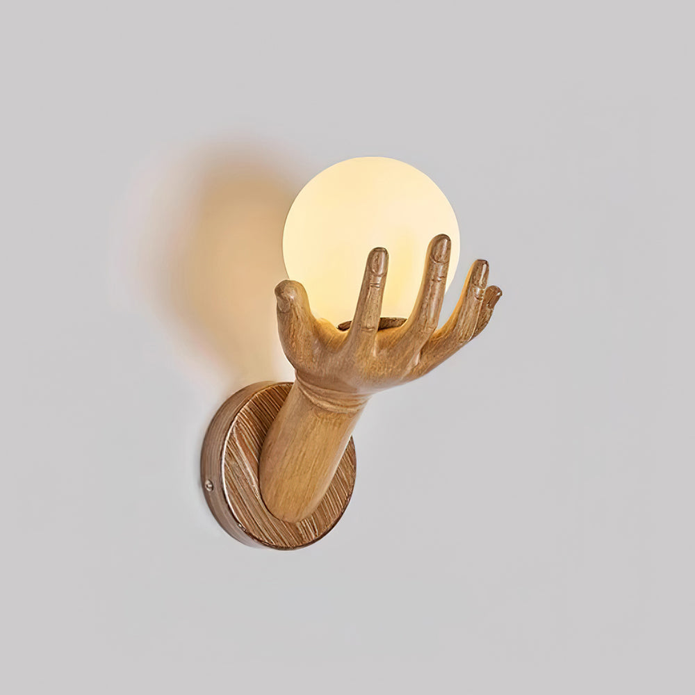 Lampada da parete corpo in polimero forma a mano paralume sfera effetto legno