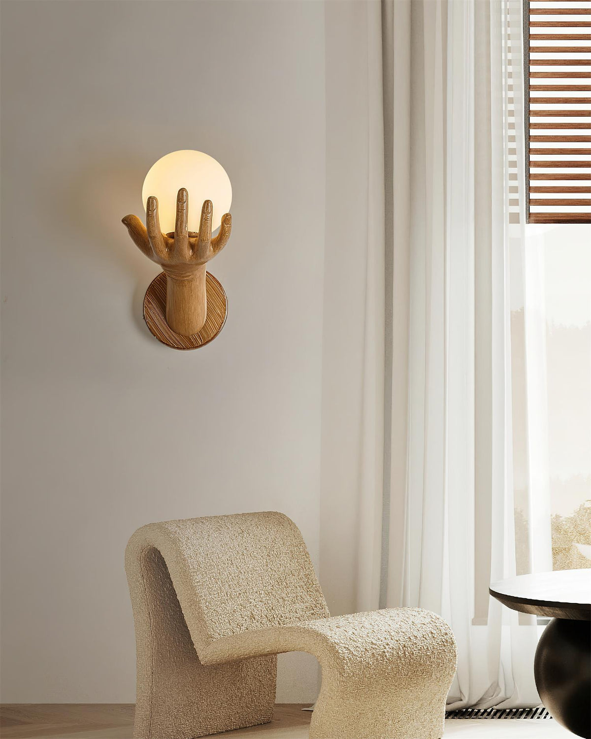 Lampada da parete corpo in polimero forma a mano paralume sfera effetto legno